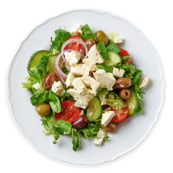 Plato de ensalada fresca con ingredientes mediterráneos.